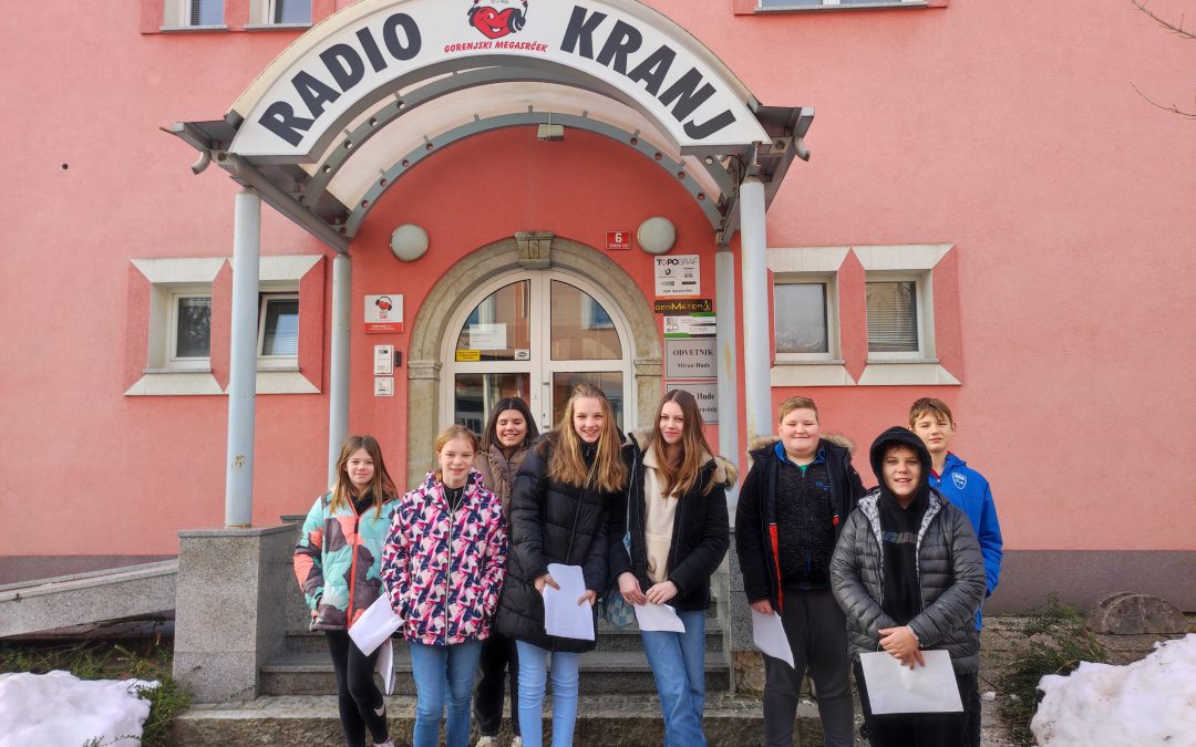 Šolska scena na obisku na Radiu Kranj