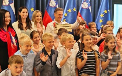 Učenci 3. razreda Podružnične šole Voklo predsedniku vlade Robertu Golobu zaželeli, da bi v življenju vedno imel krompir